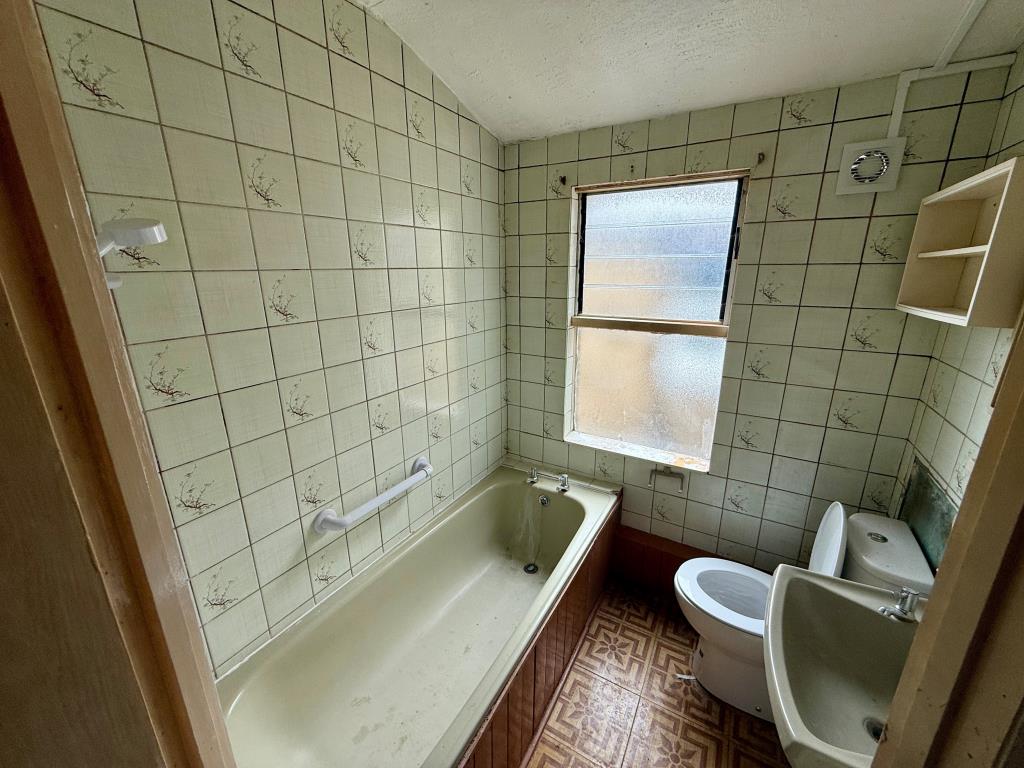 Lot: 35 - THREE-BEDROOM TERRACE HOUSE FOR REFURBISHMENT - Bathroom with W.C.